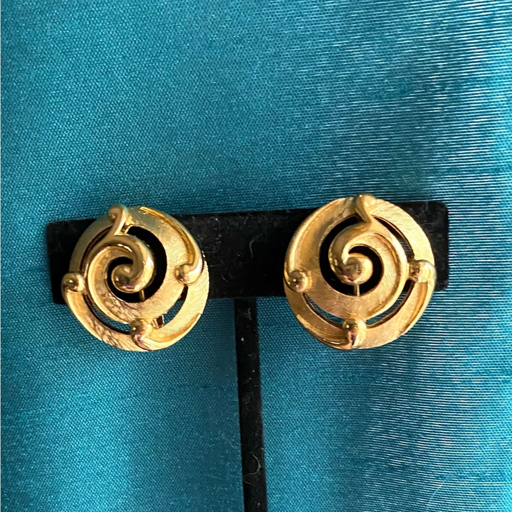 Vintage CROWN TRIFARI Gold Round Earrings